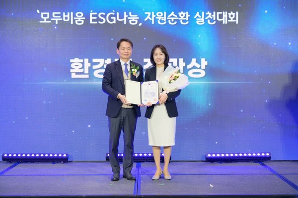 ▲이병화 환경부 차관(왼쪽)과 이현주 우리은행 ESG기획부장