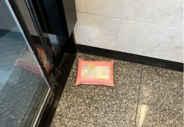 ▲문 앞 배송을 신청했으나 공동현관 1층에 배송돼 소비자가 어이없어 했다
