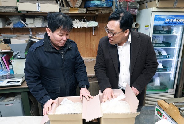 ▲김병환 금융위원장(오른쪽)이 23일 오후 서울 종로구 전통시장인 통인시장을 방문해 고기·한과 등을 직접 구입하며 최근 전통시장 경기 및 상인들의 애로사항을 청취 후 전통시장 내 민생금융지원 방안에 대해 이야기를 나눴다.