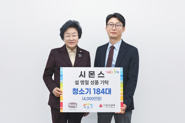 ▲이종성 시몬스 생산·물류전략부문 부사장(왼쪽)과 김경희 이천시장