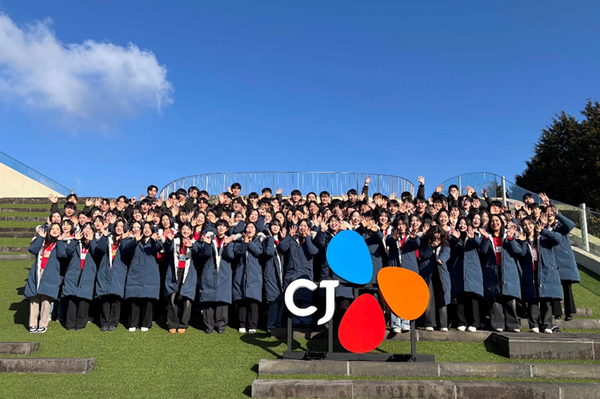 CJ그룹 신입사원들이 ‘클럽 나인브릿지’에서 기념사진촬영을 하고 있다