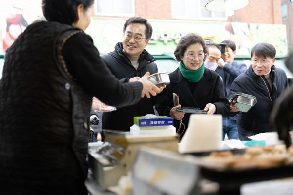 의왕도깨비시장을 방문한 김동연 경기도지사와 정우영 배우자