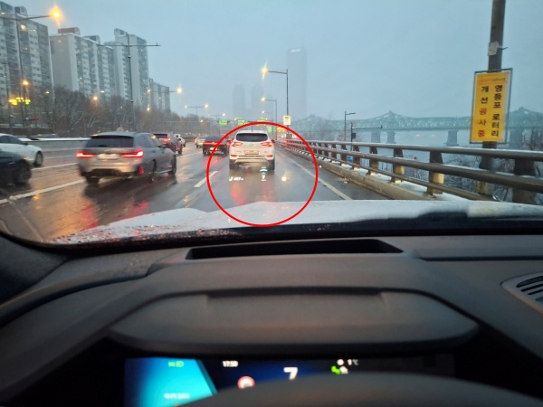 ▲차량 전면유리에 (왼쪽부터)네비게이션, 속도, 제한속도 표시가 돼있어 주행중에 번번히 LCD화면을 봐야하는 불편함을 덜었다.