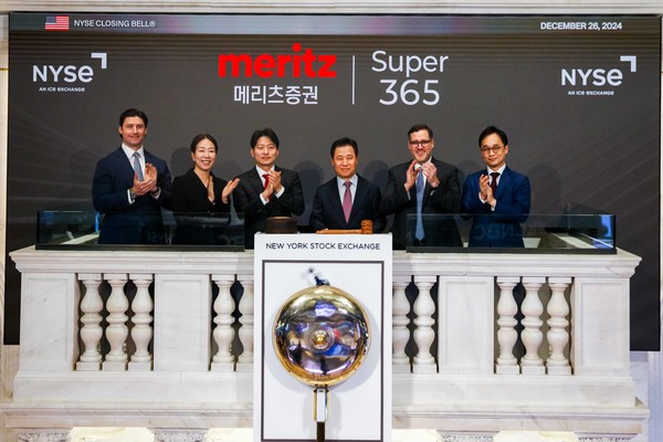 ▲지난 12월 26일(현지시각) 장원재 메리츠증권 대표가 뉴욕증권거래소에 방문해 클로징벨을 타종하고 있다.