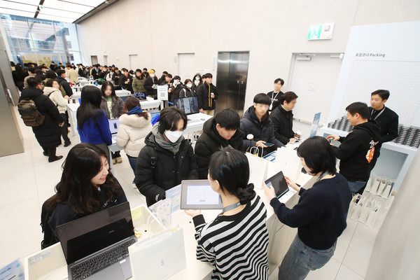 '삼성 강남'을 방문한 사전 예약자들이 픽업존에서 '갤럭시 S25 시리즈'를 수령하고 있다.
