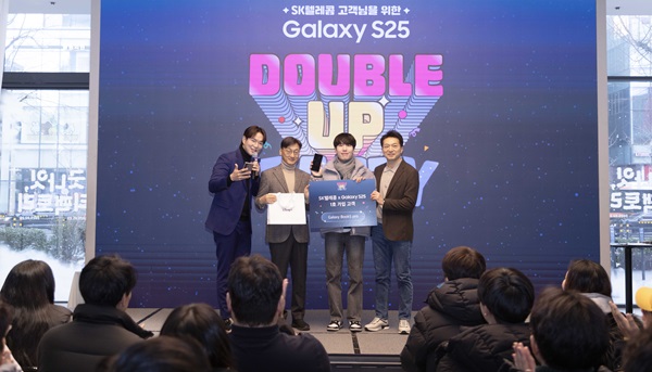 ▲(왼쪽부터) 장성규 아나운서, 윤남호 삼성전자 영업1그룹 상무, SKT 갤럭시 S25 시리즈 1호 개통 고객 서경덕 씨(35세, 인천시), 김상범 SKT 유통본부장