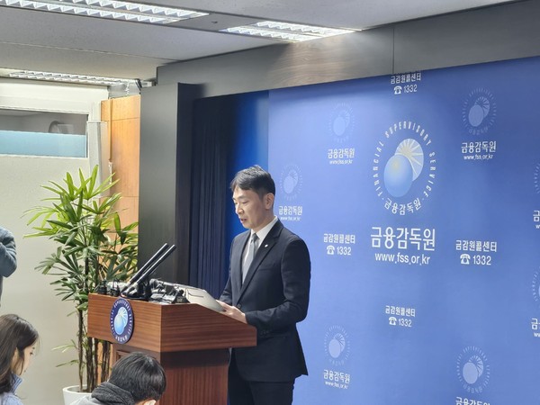 ▲이복현 금융감독원장이 4일 오전에 열린 브리핑에서 발언하고 있다.