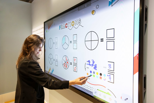 ▲ISE 2025 삼성전자 전시장을 찾은 관람객이 'AI 전자칠판' 을 살펴보고 있다.