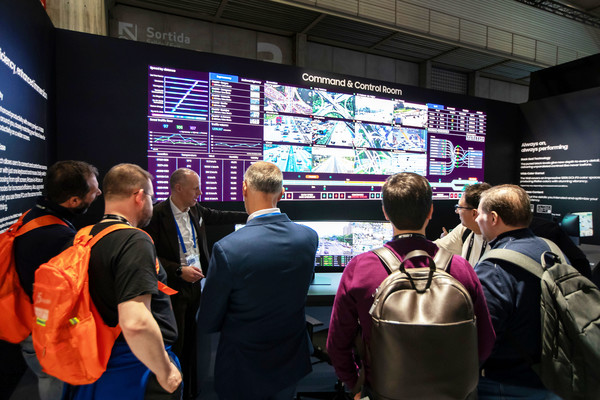 ▲ISE 2025 삼성전자 전시장을 찾은 관람객들이 '관제센터(Command & Control Room)'을 살펴보고 있다.