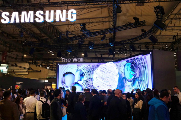 ▲ISE 2025 삼성전자 전시장을 찾은 관람객들이 입구에 설치된 '더 월(The Wall)'을 살펴보고 있다.