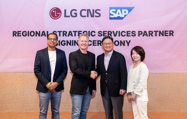 ▲(왼쪽부터) SAP 글로벌 파트너 세일즈 & 서비스 책임자 우트카르쉬 마헤슈와리, SAP 아시아태평양지역 사장 폴 매리어트, LG CNS 엔터프라이즈솔루션사업부장 내한신 전무, 신은영 SAP 코리아 대표이사