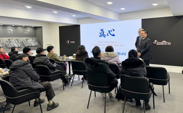 ▲조합원들에게 인사 중인 이정환 대표