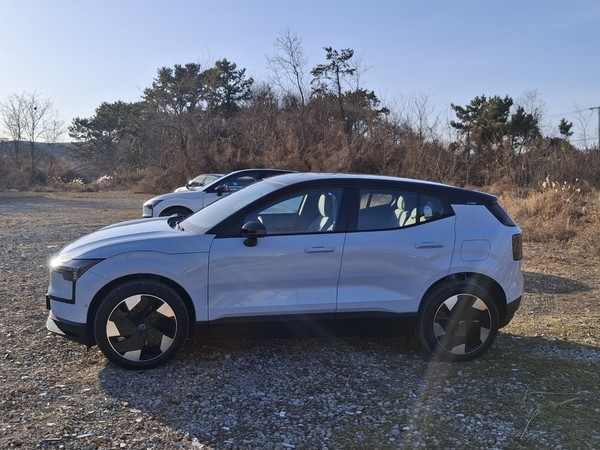 ▲볼보 소형 전기 SUV EX30 옆면부