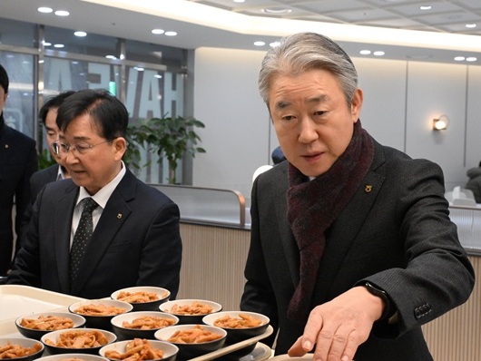 ▲ 7일 농협손해보험 본사를 방문한 강호동 농협중앙회장(사진 오른쪽)이 송춘수 농협손해보험 대표(사진 왼쪽)와 함께 배식을 받고 있다.
