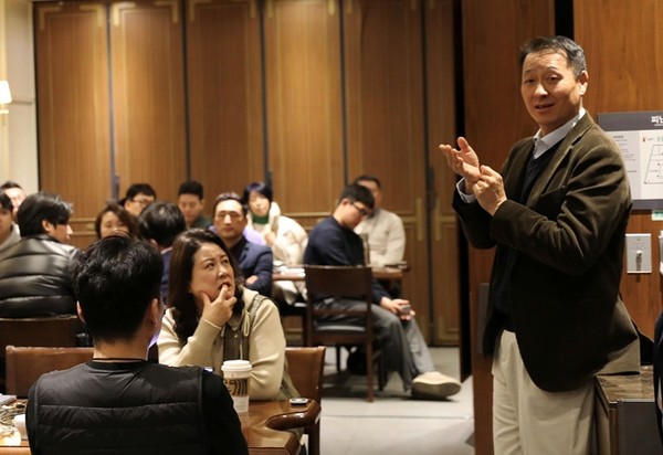 ▲지난 5일 창고43 교대점에서 열린 수도권 가맹점주협의회와의 '2025 1분기 간담회'에서 송호섭 다이닝브랜즈 대표(오른쪽)가 가맹점주들과 다양한 논의를 이어가고 있다.