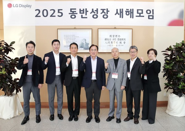 ▲왼쪽부터 이데미쯔전자재료한국 정승렬 대표, 현우산업 문인식 대표, 탑런토탈솔루션 박영근 대표, LG디스플레이 정철동 대표, 주성엔지니어링 황철주 대표, 제우스 이종우 대표, LG디스플레이 박진남 전무
