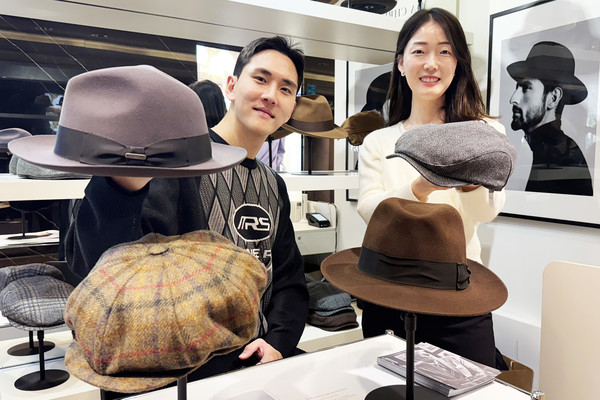 ▲서울 갤러리아명품관에서 모델들이 ‘하우스 오브 아만다 크리스텐센’ 제품을 소개하는 모습. 사진=한화갤러리아