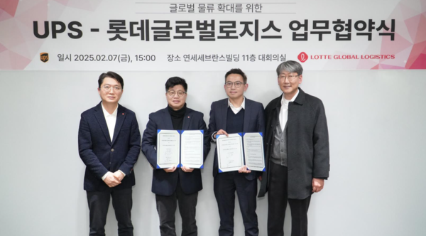 ▲(왼쪽부터) 왼쪽부터 정진영 롯데글로벌로지스 라스트마일본부장, 강병구 롯데글로벌로지스 대표이사, 샘 헝