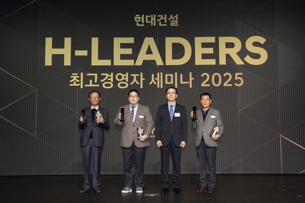 ▲지난 11일 개최된 2025 H-Leaders 최고경영자 세미나에서 이한우(오른쪽에서 2번째) 현대건설 대표와 최우수 협력사 대표들이 시상식 후 기념 촬영을 진행하고 있다. 사진=현대건설