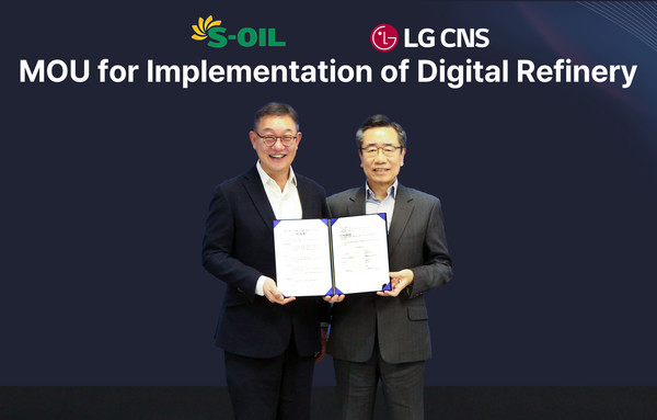 ▲LG CNS CEO 현신균 사장(왼쪽)과 S-OIL 박봉수 운영총괄 사장