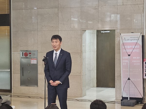 ▲이복현 금융감독원장이 은행장 간담회 직후 입장을 밝히고 있다.