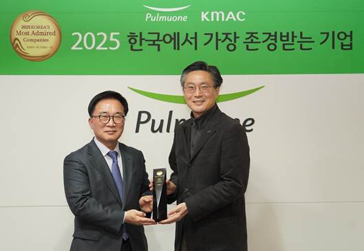 ▲풀무원 김종헌 경영기획실장(오른쪽)이 한국능률협회컨설팅 한수희 대표이사 사장으로부터 한국에서 가장 존경받는 기업 올스타 인증패를 수여 받고 기념 촬영을 하고 있다.