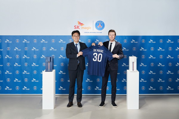 ▲윤현정 SK매직 마케팅본부장(왼쪽)과 세바스찬 와셀 PSG 아시아본사 지사장