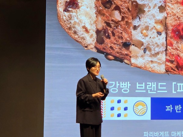▲김연정 파리바게뜨 마케팅본부장이 27일 신라호텔 서울에서 열린 파란라벨 론칭 기자간담회에서 설명하고 있다.