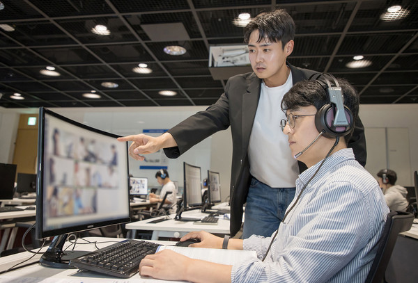 ▲2024년 10월 삼성전자 인재개발원(경기도 용인)에서 삼성전자 감독관이 삼성직무적성검사 응시자를 대상으로 예비 소집을 진행하는 모습.