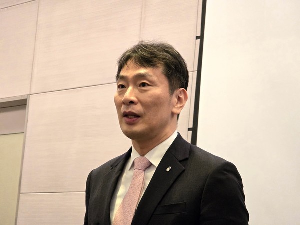 ▲이 원장은 13일 오전 서울 여의도 한국경제인협회 컨퍼런스센터에서 열린 '기업·주주 상생의 거버넌스 구축을 위한 열린 토론' 이후 기자들과의 자리에서 상법 개정안에 대한 거부권 반대 의사를 표했다.