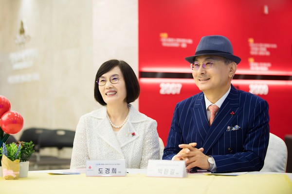 ▲(왼쪽부터) 도경희 애터미 부회장과 박한길 회장. 사진=애터미