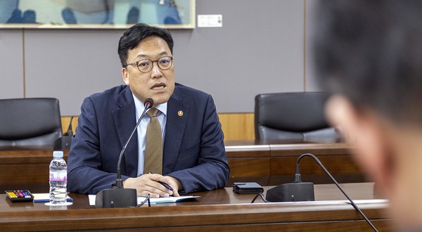 ▲김병환 금융위원장이 4일 오후 서울 종로구 정부서울청사에서 상호관세 부과조치, 헌법재판소의 탄핵심판 선고 등에 따른 금융시장 변동성에 대해 직원들에게 당부사항을 전했다.
