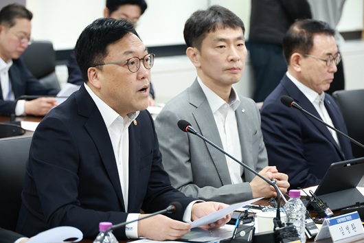 ▲ 김병환 금융위원장(사진 왼쪽)이 7일 오전 서울 종로구 정부서울청사에서 금융감독원장, 5대 금융지주회장, 정책금융·유관기관장 및 금융협회장들과 개최한 금융상황 점검회의에서 발언하고 있다.