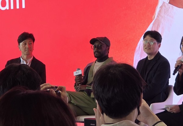 ▲(사진 왼쪽부터) 오승진 오디오사업담당 전무, 윌아이엠, 이정석 오디오사업담당 전무가 'LG 엑스붐' 시리즈 신제품을 소개하고 있다.