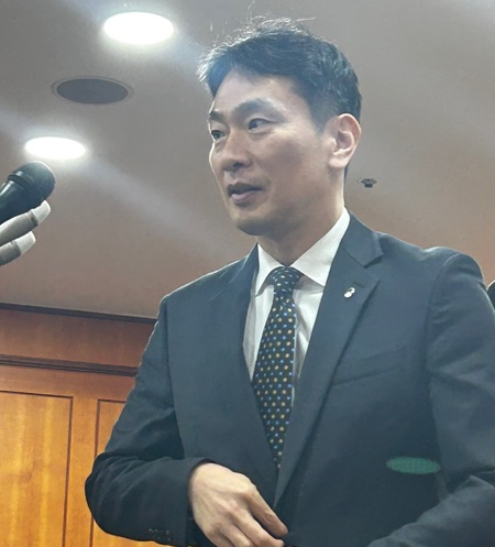 ▲ 이복현 금융감독원장이 10일 ‘자산운용사 CEO 간담회’ 이후 기자들과 만나 현안에 대해 이야기하고 있다.