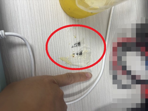 ▲메가커피의 과일주스에서 비닐이 나왔다. 소비자가 이물질과 자신의 손가락을 비교하고 있다.
