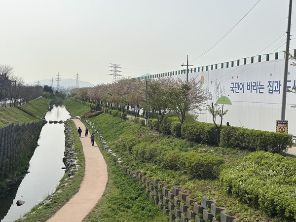 ▲단지 바로 앞에 위치한 베르네천