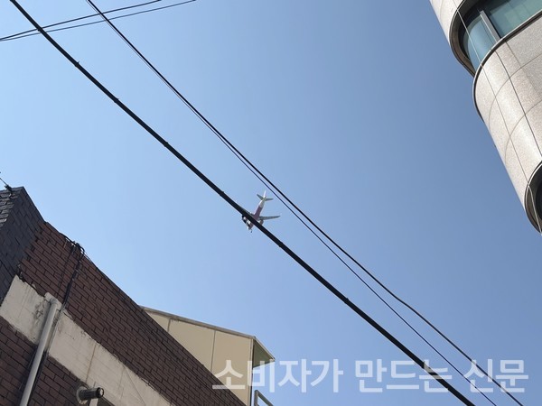 ▲고척 푸르지오 힐스테이트 현장 위를 지나가는 비행기