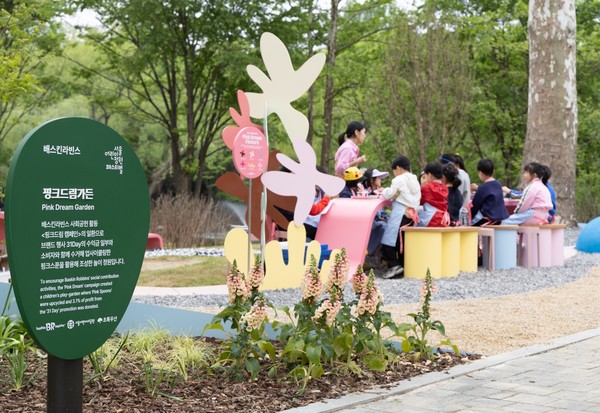▲5일 어린이날을 맞아 서울 어린이대공원 내 배스킨라빈스 '핑크드림가든'에 초청된 다문화 가정 어린이들이 '나만의 아이스크림 만들기' 체험을 하고 있다.