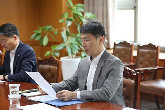 ▲ 이복현 금융감독원장이 8일 오전에 열린 금융상황 점검회의를 주재하고 있다.