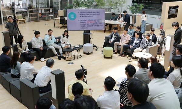 ▲임직원들과 타운홀 미팅을 가지고 있는 황병우 회장(가운데)