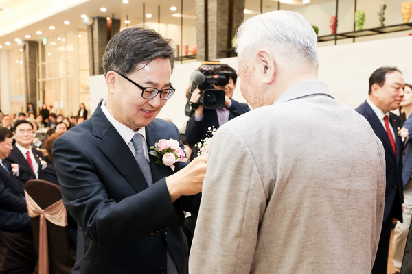 김동연 경기도지사(왼쪽)가 임종선 사할린동포에게 카네이션을 달아드리고 있다.