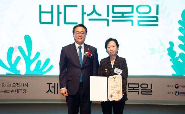 해양수산부 강도형 장관(왼쪽), 효성티앤씨 유소라 상무