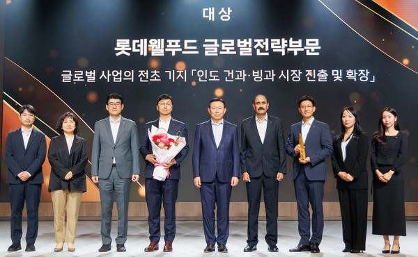 ▲시상자인 신동빈 롯데 회장(왼쪽에서 다섯 번째)과 수상자인 이창엽 롯데월푸드 대표(왼쪽에서 네 번째)가 기념 사진을 촬영하고 있다. 사진=롯데