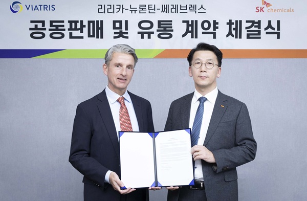 코리아 빌 슈스터 비아트리스 대표, 박현선 SK케미칼 파마사업 대표(오른쪽)