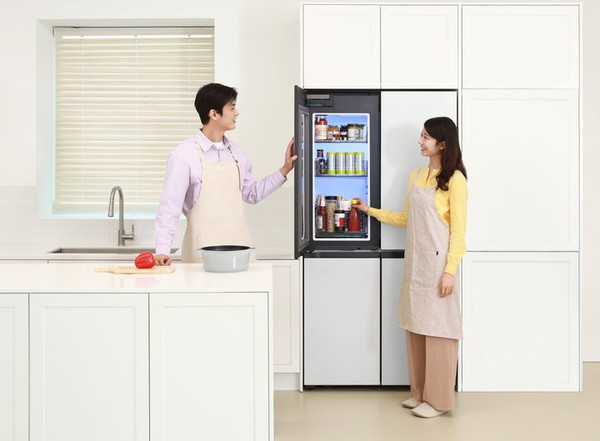 ▲삼성전자가 지난 4월 출시한 비스포크 AI 하이브리드 키친핏 맥스 푸드쇼케이스 냉장고. 사진=삼성전자