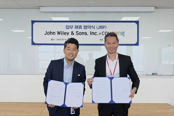▲(왼쪽부터) 웨인 리 쿠팡 리테일 전무와 초멩 탄 와일리 아시아 시니어 디렉터가 기념 촬영을 하고 있다. 사진=쿠팡