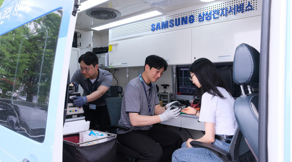 ▲소비자가 서비스센터를 직접 방문하지 않고도 점검을 받을 수 있는 삼성전자의 이동식 서비스센터. 사진=삼성전자