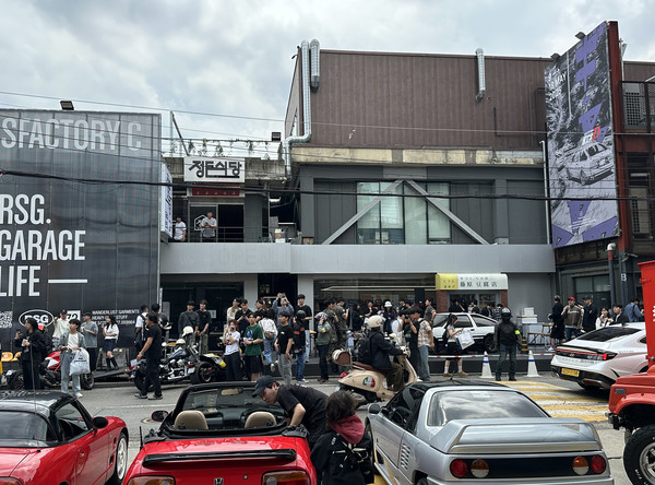 ▲코오롱FnC 남성복 브랜드 시리즈가 레이싱 만화 ‘이니셜D’와의 협업을 기념하며 5월 9일부터 18일까지 진행한 성수 팝업스토어의 전경 모습. 사진=코오롱FnC