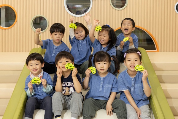 ▲볼보자동차코리아가 한국보육진흥원과 협력해 어린이 안전 키링 1만5800개를 육아종합지원센터에 기증했다.